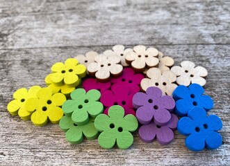Tas de boutons en bois colorés en forme de fleurs 