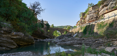 Fototapeta na wymiar Panorámica del puente sobre el río Isábena (Serraduy)