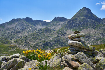 Fototapeta na wymiar Hitos de roca en sendero pirenaico (Valle de Arán)