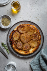 Tarte tatin à l'oignon huile d'olive et romarin fait maison 