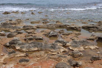 Nordküste von Kreta mit rötlichen Sanden und Stein und Felsformationen