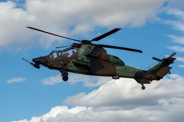 Fototapeta na wymiar Helicóptero militar de ataque EC665