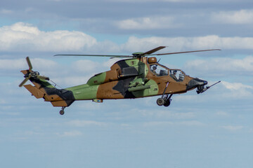 Fototapeta na wymiar Helicóptero militar de ataque Tigre