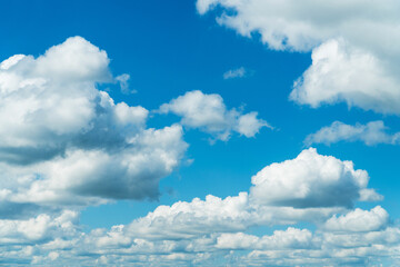 Obraz na płótnie Canvas Vibrant summer cumulus clouds in a blue sky.