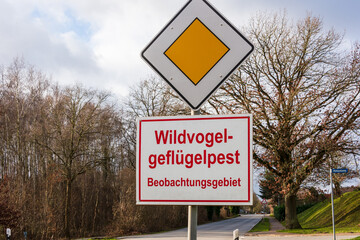 Warnschild Geflügelpest an einer Landstraße in Norddeutschland