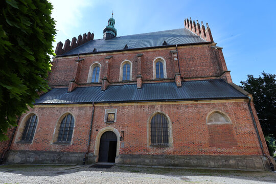 Biecz &ndash; miasto w południowo-wschodniej Polsce. Osada otrzymała prawa magdeburskie w 1257.  Ze względu na bogatą historię często jest nazywane &bdquo;perłą Podkarpacia&rdquo; lub &bdquo;małym Krakowem&rdquo;.
Kości&oacute;ł farny pw