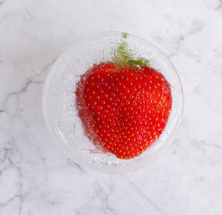 Erdbeere, Erdbeeren, Frucht, Bio, Eis, Eiswürfel, 
Süß, Fragaria, Eiswasser, einfrieren, eingefroren,
Wassereis, Glass, Tasse, Raureif, Kühlschrank,
Tiefühlschrank, 
