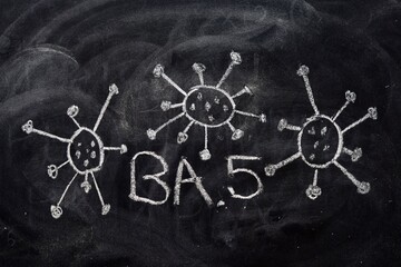 Variante del virus covid 19, omicron, BA. 5, dibujado en una pizarra con tiza	