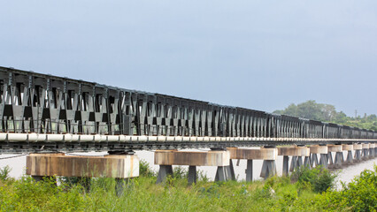 Pont en acier permettant la traversée du Lac Togo pour le transport du phosphate en afrique de l'ouest