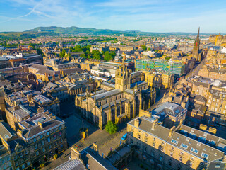 Obraz premium St. Giles' Cathedral aka High Kirk Church aerial view on High Street on Royal Mile in Old Town Edinburgh, Scotland, UK. Old town Edinburgh is a UNESCO World Heritage Site since 1995. 
