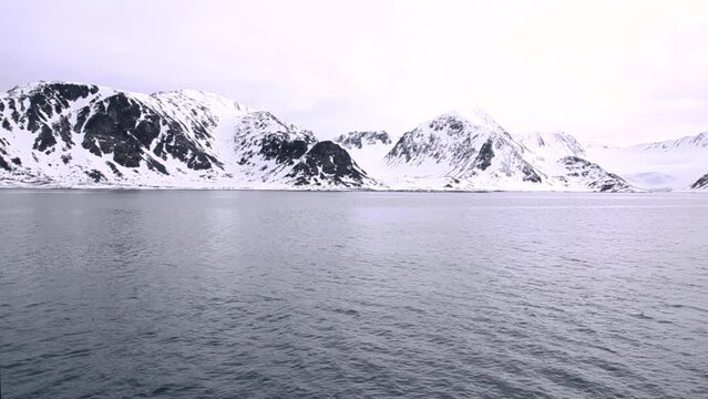 monta&ntilde;as nevadas al borde del mar en calma en el archipi&eacute;lago de Spitsbergen, islas Svalbard en noruego