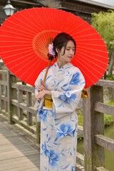小江戸佐原の町並みと和傘を持つ美しい浴衣姿の女性	