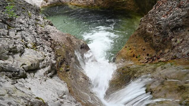 Das klare Wasser eines Bergbachs sprudelt in eine sehr sch&ouml;ne Gumpe (Becken). Das Wasser ist sehr sauber und trinkbar. Im Sommer kann man in dem Becken baden gehen.
