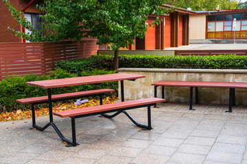Banco de jardim com mesa em uma pequena cidade da AUstralia perto de Adelaide - obrazy, fototapety, plakaty