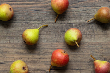 kleine Birnen auf Tisch aus Holz