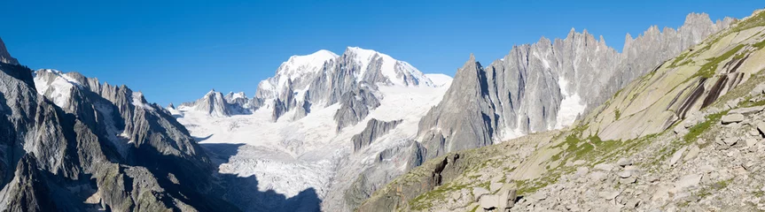 Photo sur Plexiglas Mont Blanc The panorama of Mont Blanc massif and  Les Aiguilles towers.