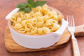 plat de pâtes cuites en gros plan 