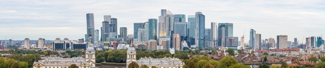 Fototapeta na wymiar London skyline panorama of canary wharf