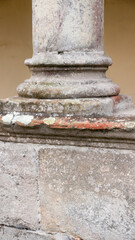 Columna de piedra y base en edificio antiguo y monumental