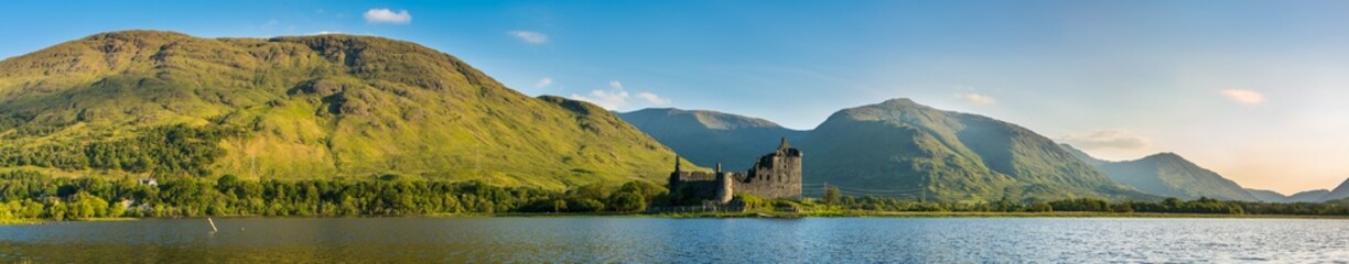 Fototapeta na wymiar The ruins of Kilchurn castle on Loch Awe, the longest fresh water loch in Scotland