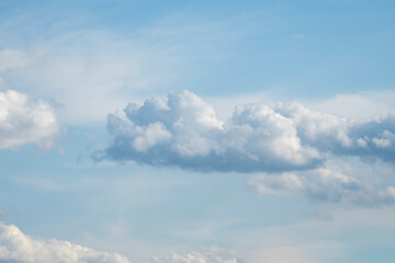 Fototapeta na wymiar białe chmury na tle niebieskiego nieba