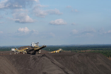 Maszyny pracujące na kopalni węgla. - obrazy, fototapety, plakaty