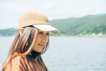 キャンプ場に来た日本人女性（アウトドア）
