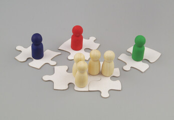 Obraz premium Cooperation and hire workers concept. Many people figures on white puzzles on gray background.
