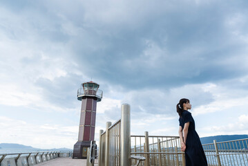 Obraz premium 海岸にいる女性