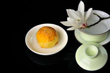 chinese tea set、magnolia and dessert