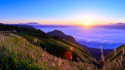 最高に美しい絶景自然風景(阿蘇山背景)
The most beautiful natural scenery (Mt. Aso...