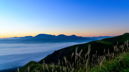最高に美しい絶景自然風景(阿蘇山背景)
The most beautiful natural scenery (Mt. Aso...