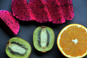 Fresh oranges、pitaya and kiwi sliced on a plait