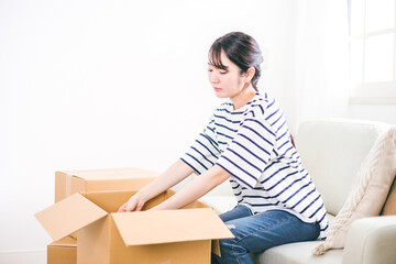 引越し作業が大変な女性
