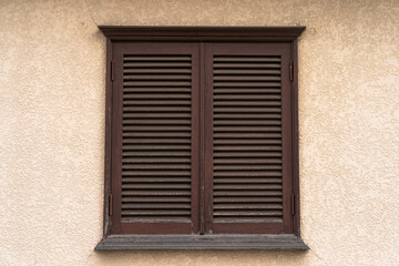 閉じられた古い木製の窓	