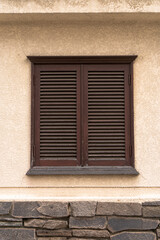 閉じられた古い木製の窓	