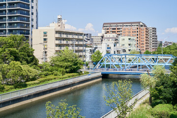 河川敷に並ぶビルやマンション