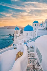Poster Fantastisch Mediterraan Santorini-eiland, Griekenland. Geweldige romantische zonsopgang op de achtergrond van Oia, ochtendlicht. Geweldig uitzicht op de zonsondergang met witte huizen blauwe koepels. Panoramisch reislandschap. Liefhebbers eiland © icemanphotos