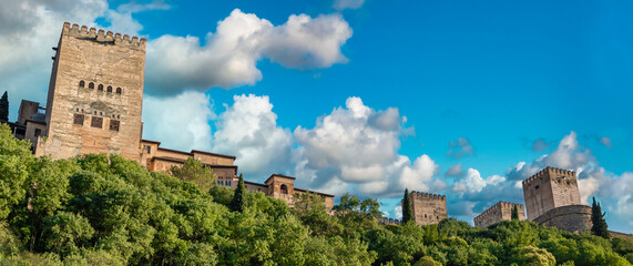 Vista de la majestuosa Alhambra, patrimonio de la humanidad, desde un mirador en Granada, España