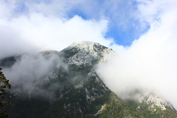 雲の切れ間から見える甲斐駒ヶ岳の頂上。仙丈ケ岳より。