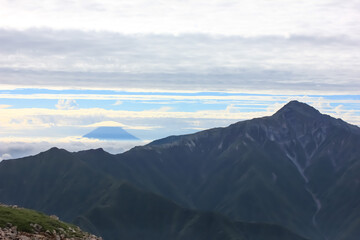 Fototapeta na wymiar 南アルプスの山、仙丈ケ岳からの風景。雲海の向こうの富士山を望む。