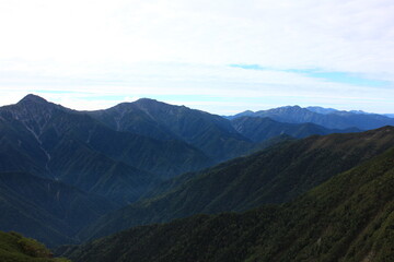 南アルプスの山、仙丈ケ岳からの風景