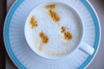 たっぷりミルクが入ったカプチーノ