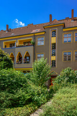 Expressionistische Mustersiedlung mit viel Grün: bunte Hausfassadengestaltung in der...