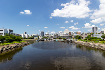 Fototapeta premium 水辺の都市風景