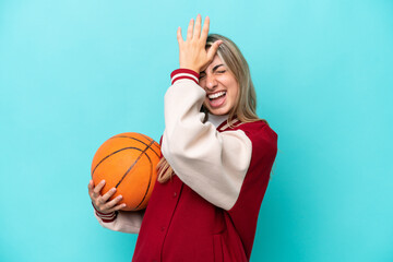 Young caucasian basketball player woman isolated on blue background has realized something and intending the solution