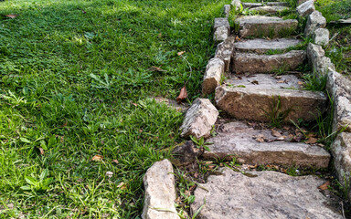 Escada de pedra em um jardim.