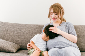家で子供を寝かしつける日本人の妊婦（ママ）
