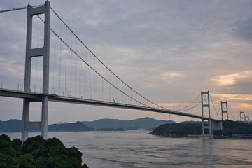 Fototapeta premium 来島海峡大橋, しまなみ、橋, 桑,建築, 海, 空,雲