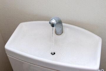 水洗トイレのタンクに設置された手洗い管